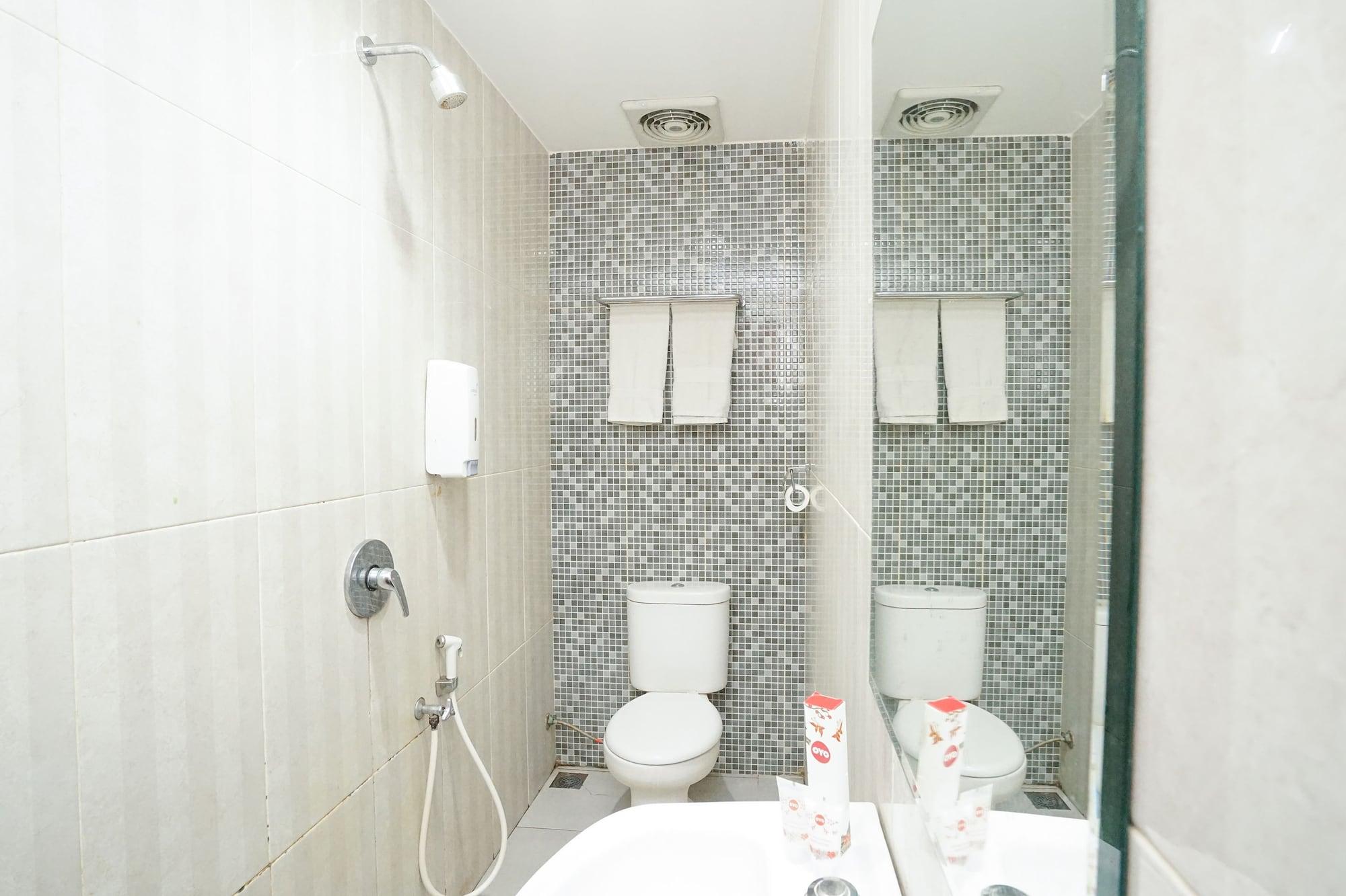 Oyo 277 Rukotel Near Rsu Adi Husada Undaan Kota สุราบายา ภายนอก รูปภาพ